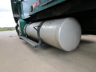 Freightliner Columbia Left Fuel Tank for a Freightliner COLUMBIA 120