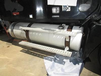 Freightliner Columbia Right Fuel Tank for a Freightliner COLUMBIA 120