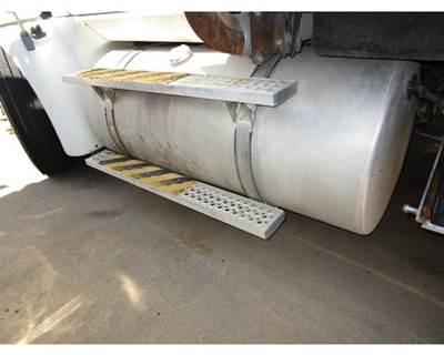 International 9400 Left Fuel Tank for a International 9400I