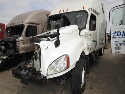 Freightliner Cascadia Left Headlight Assembly for a Freightliner CASCADIA 125