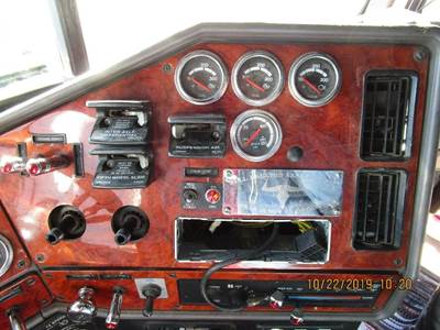 Freightliner Classic XL Instrument Panel Cluster for a Freightliner FLD132 XL CLASSIC
