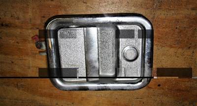 USED FREIGHTLINER EXTERIOR DOOR HANDLE. PASSENGER SIDE