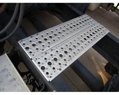 Used 2009 Freightliner Cascadia 125 Aluminum Catwalk 33 1/2" x 14"