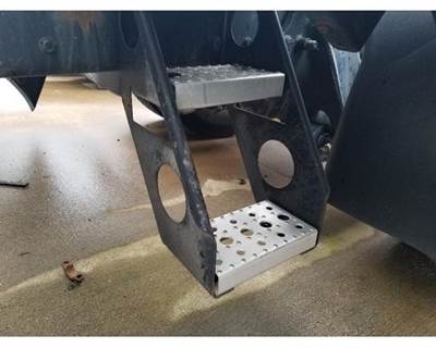 2010 Freightliner Cascadia 125 Frame Mounted Side Steps