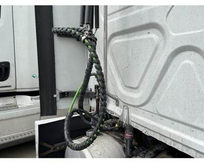 Used Straight Air Hose Set and Trailer ABS Cable for 2016 Freightliner Cascadia 125