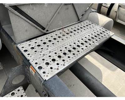 Used 2010 Freightliner Cascadia 125 Aluminum Catwalk