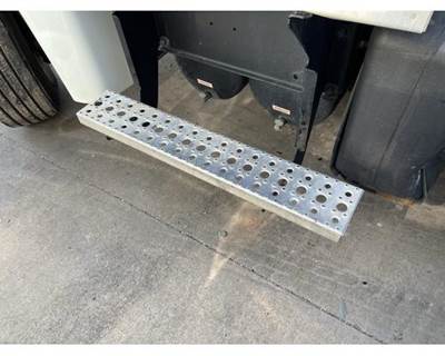 Used 2017 Freightliner Cascadia 125 Aluminum Side Step