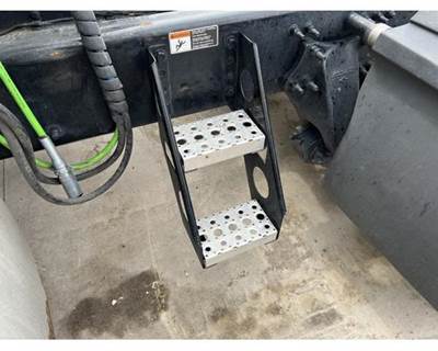 Used 2020 Freightliner Cascadia 126 Frame Mounted Side Steps