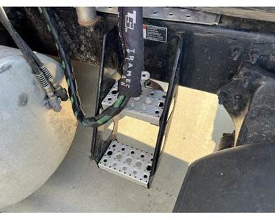 Used 2019 Freightliner Cascadia 126 Frame Mounted Side Steps