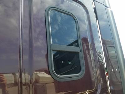 Freightliner Cascadia Left for a Freightliner CASCADIA 125