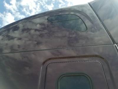 Freightliner Cascadia Left for a Freightliner CASCADIA 125