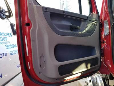 Freightliner Cascadia Left for a Freightliner CASCADIA 125