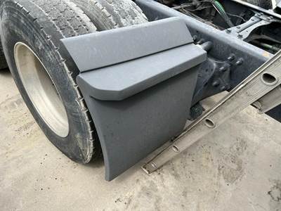 Freightliner Cascadia Right for a Freightliner CASCADIA 126