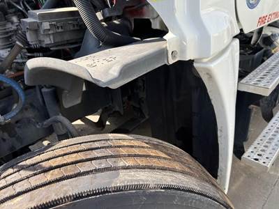 Freightliner Cascadia Left for a Freightliner CASCADIA 125