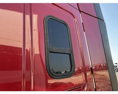 Used 2019 Freightliner Cascadia 126 Sleeper Window