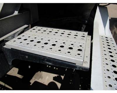 2007 Freightliner Columbia 120 Aluminum Catwalk Section