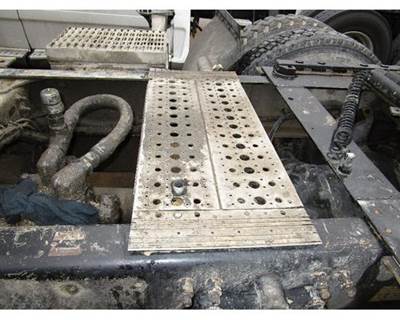 Used Aluminum Catwalk 32-1/2" Wide x 13-3/4" for Freightliner Columbia 120