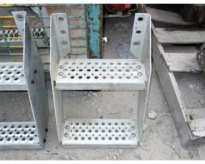 USED INTERNATIONAL FRAME STEPS. 
APPROX.15 INCHES WIDE BY 20 INCHES TALL