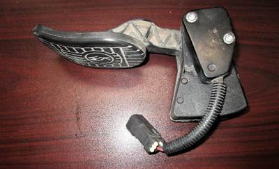 USED KENWORTH THROTTLE PEDAL WITHOUT SENSOR. 
P/N: S21-1009-200