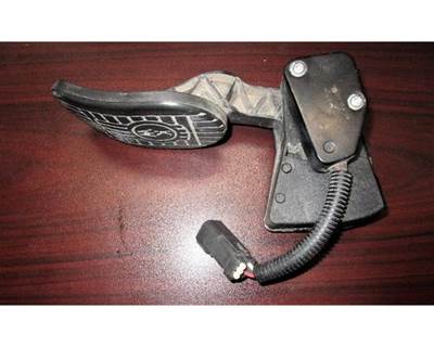 USED KENWORTH THROTTLE PEDAL WITHOUT SENSOR. 
P/N: S21-1009-200