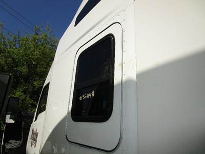 Kenworth T680 Left for a Kenworth T700