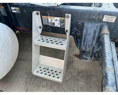 Used 2014 Kenworth T680 Aluminum Frame Mounted Side Steps