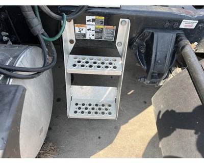 Used 2017 Kenworth T680 Aluminum Frame Mounted Side Steps