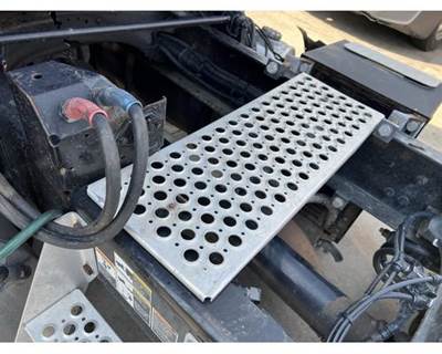 Used 2017 Kenworth T680 Aluminum Catwalk