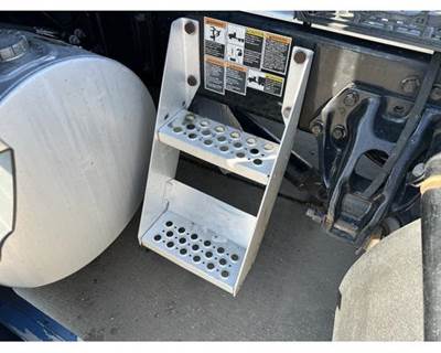 Used 2020 Kenworth T680 Aluminum Frame-Mounted Side Steps