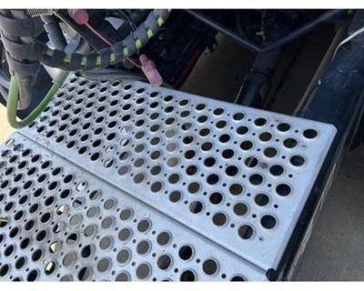 Used 2020 Kenworth T680 Aluminum Catwalk