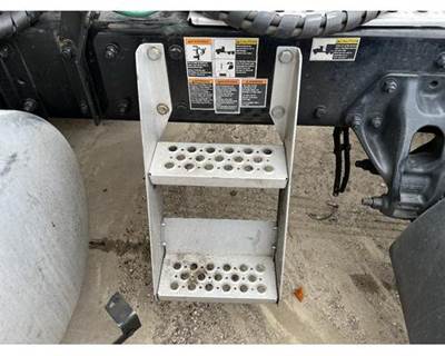 Used 2022 Kenworth T680 Aluminum Frame Mounted Side Steps