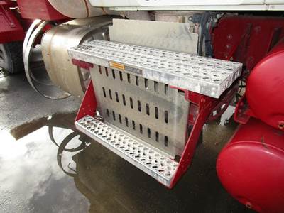 Mack Pinnacle CHU613 Right for a Mack CHU613