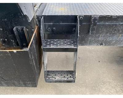 Used 2005 Mack Vision CXN613 Aluminum Frame Mounted Side Steps