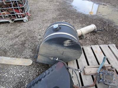 USED DEF TANK OFF OF A 2011 PETE 386