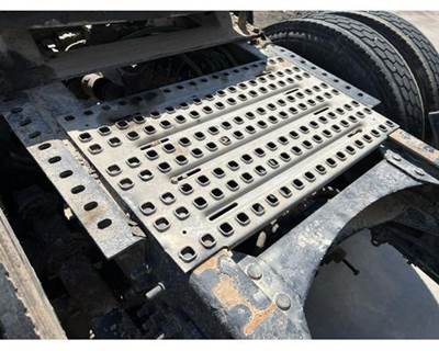 Used 2009 Volvo VNL Aluminum Catwalk