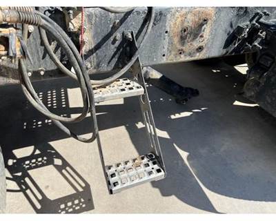 Used 2009 Volvo VNL Frame Mounted Side Steps