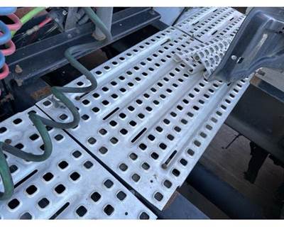 Used 2006 Volvo VNL Aluminum Catwalk