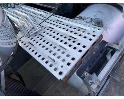 Used 2006 Volvo VNL Aluminum Catwalk