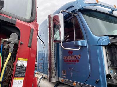 Freightliner Coronado Right Muffler Shield for a Freightliner CORONADO 132