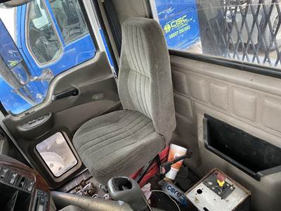 Mack Vision CXN613 Right Seat for a Mack CXN613