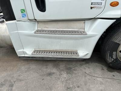 Freightliner Cascadia Right Fairing for a Freightliner CASCADIA 125