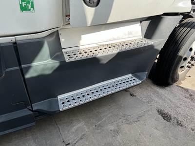 Freightliner Cascadia Right Fairing for a Freightliner CASCADIA 125