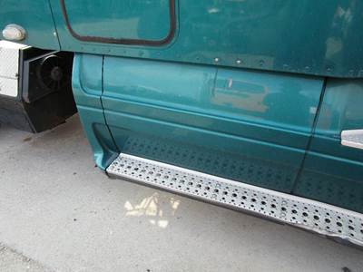 Freightliner Columbia Right Fairing for a Freightliner COLUMBIA 120