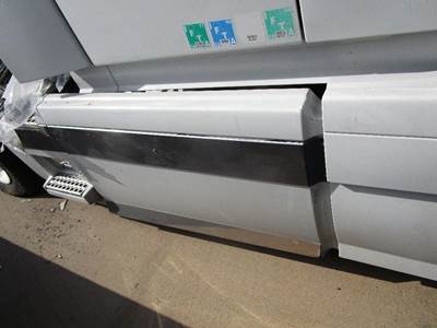 Volvo VNL Right Fairing