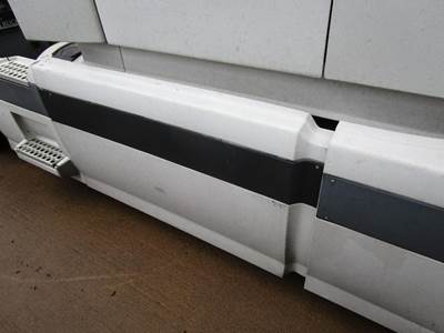 Volvo VNL Right Fairing