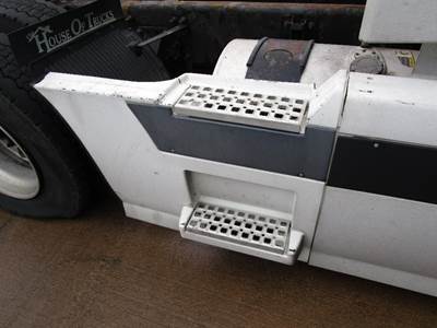 Volvo VNL Right Fairing