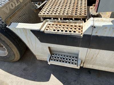 Volvo VNL Right Fairing