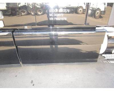 Volvo VNL Left Fairing