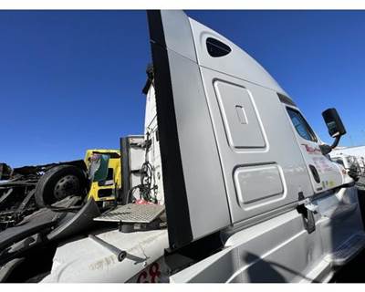 Freightliner Cascadia Right Sleeper Fairing for a Freightliner CASCADIA 125