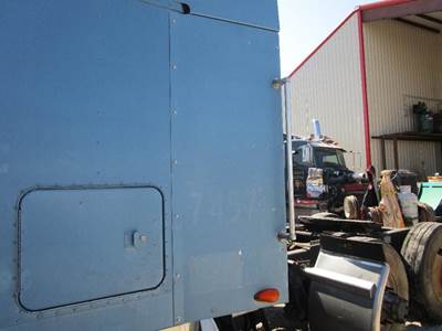 Freightliner FLD132 Left Sleeper Fairing for a Freightliner FLD132T